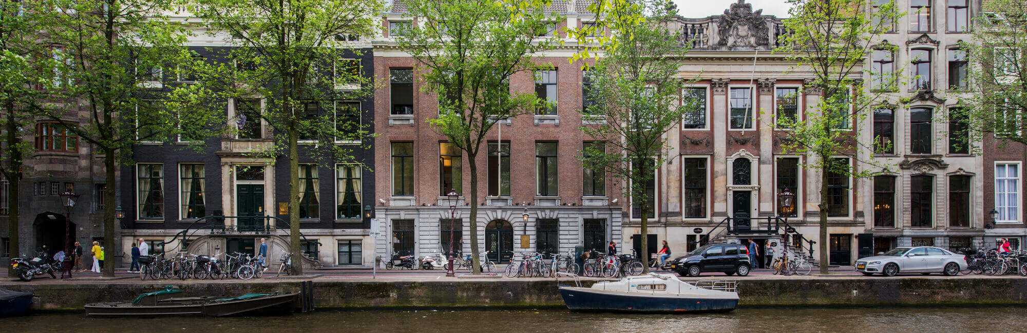 Het kantoorpand aan de Herengracht 478 in Amsterdam, gezien vanaf de gracht